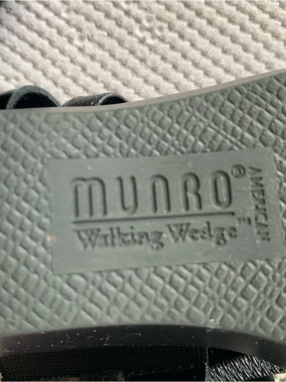 Munro American Black Leather Strap Sandals Size 7 Walking Wedge Comfortable